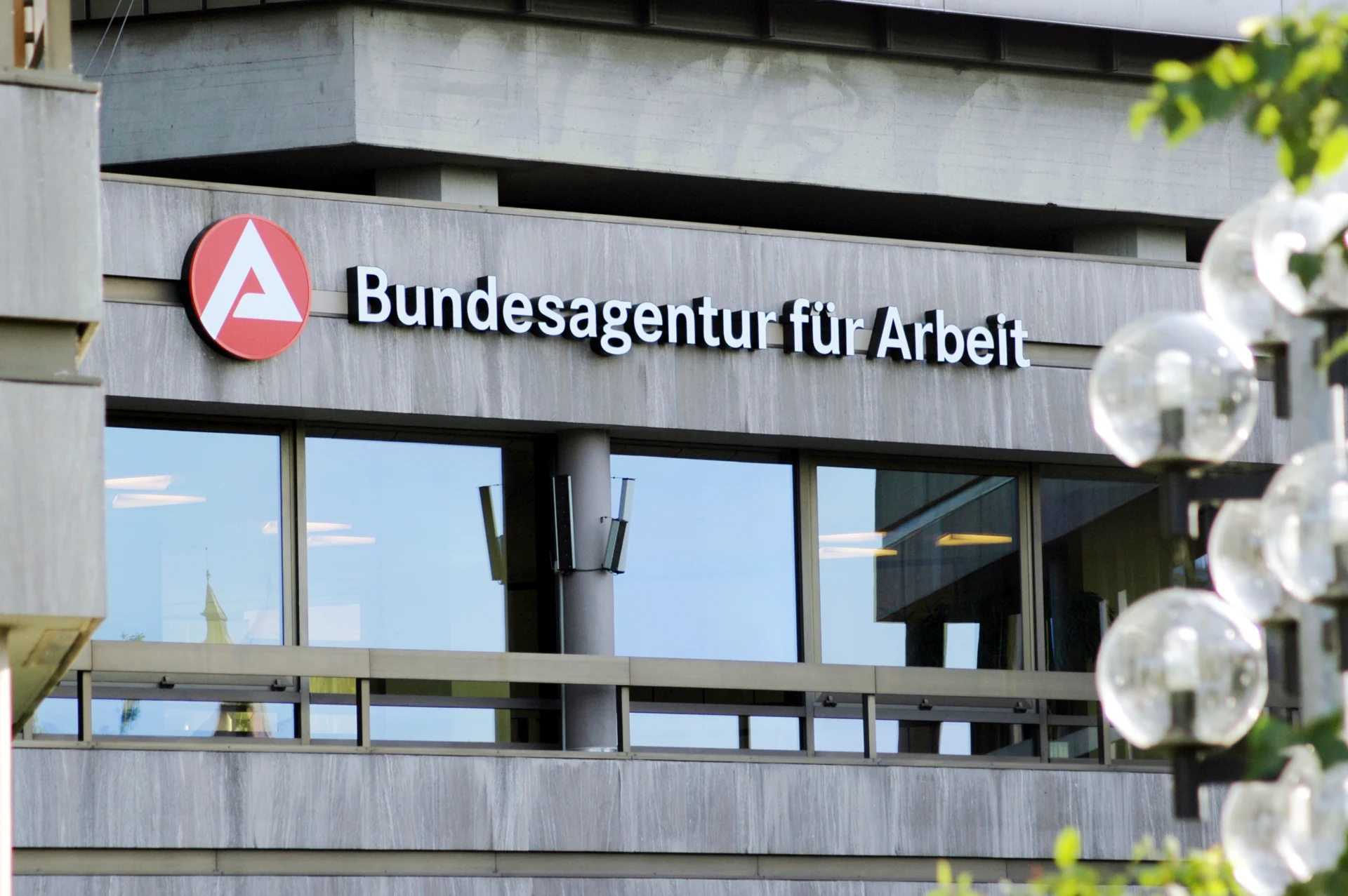 bundesagentur für arbeit ubw lizenz shutterstock 2019304412