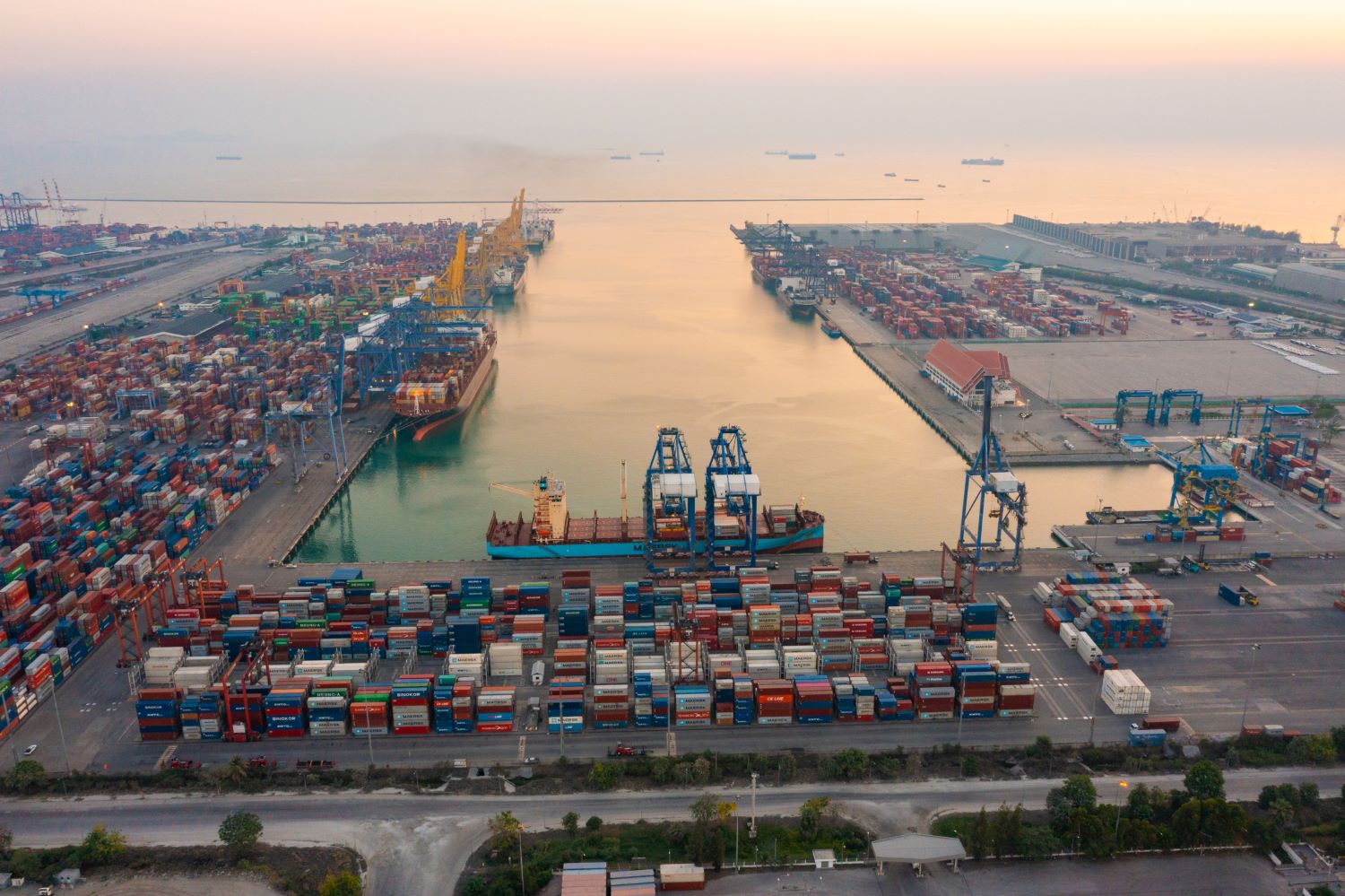 luftbild containerschiffe istock 1392450517 UBW Einzellizenz